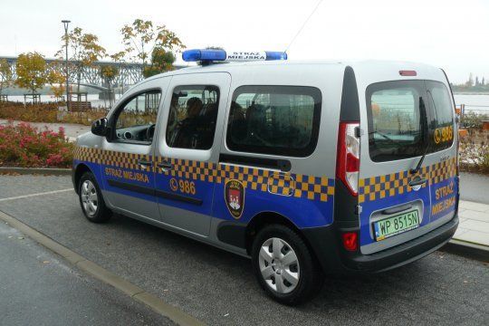 Interwencja służb przy ul. Miodowej w Płocku. Świadkowie zareagowali, gdy mężczyzna szarpał dziecko!