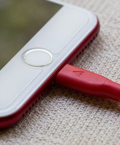 Ładujesz telefon w nocy? Przestań natychmiast. Oto powód