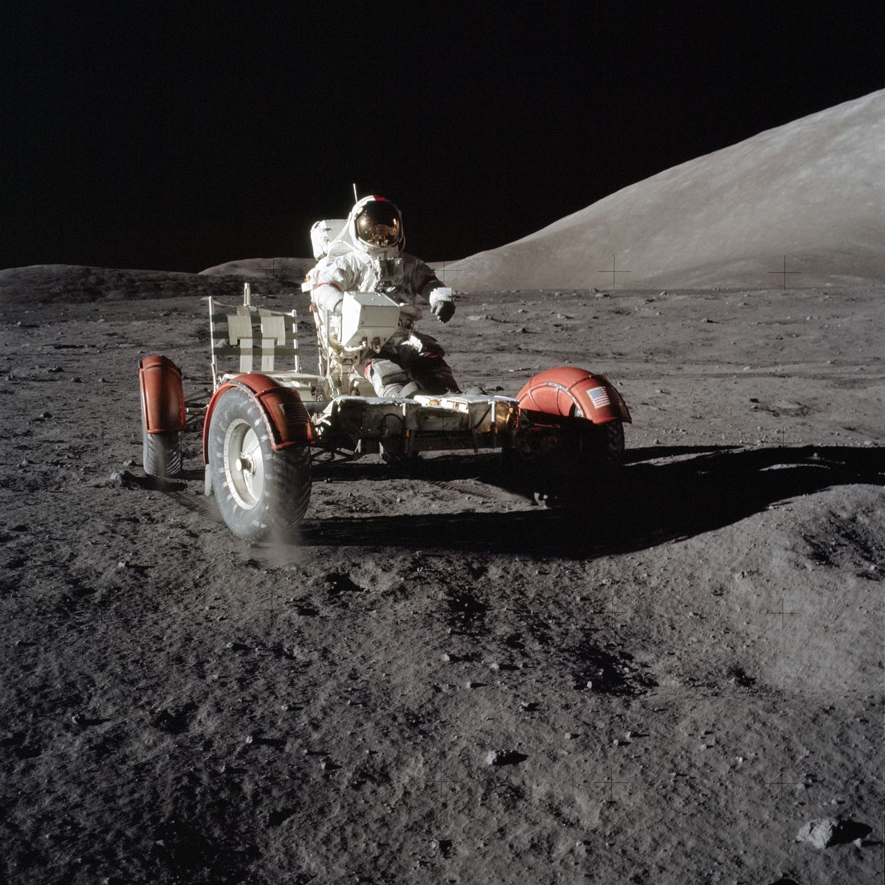 1 grudnia 1972 roku. Jeden z pierwszych przejazdów LRV na misji Apollo 17 w wykonaniu astronauty Eugene'a Cernana