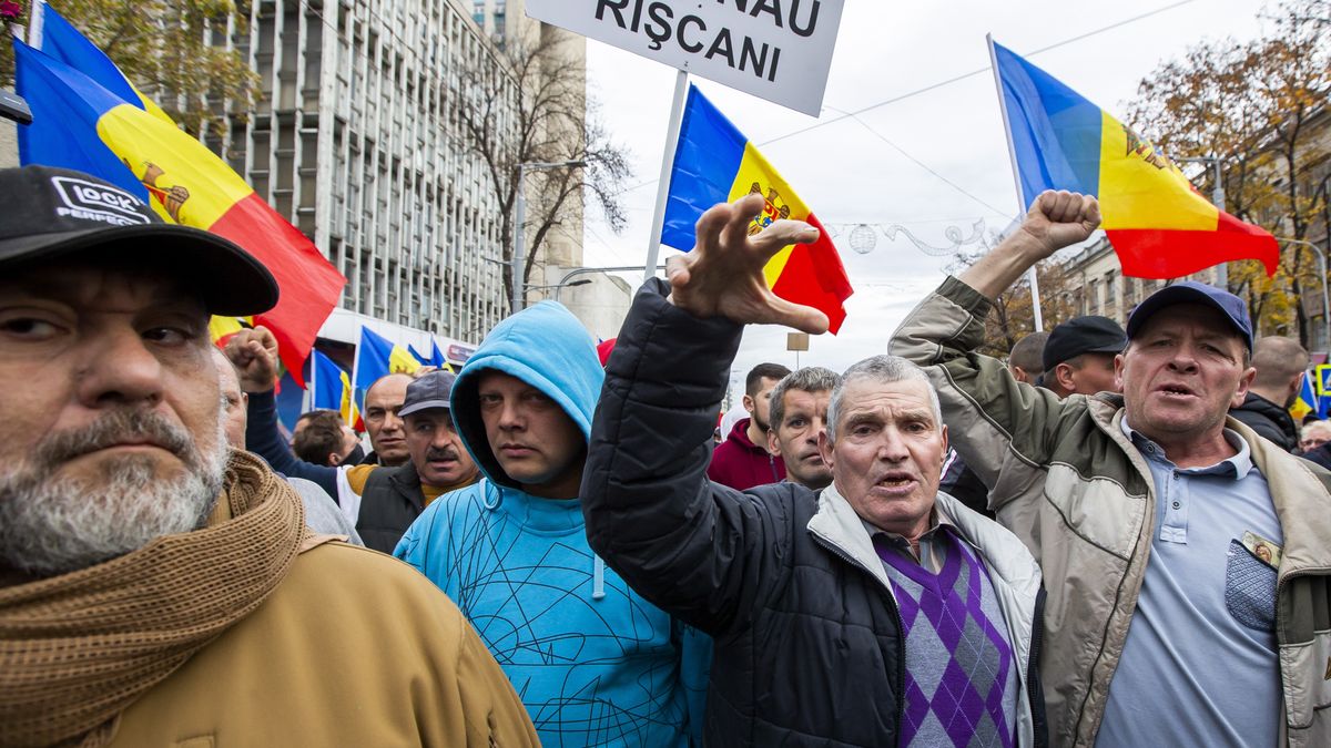 Shor political party supporters protest in Chisinau
epa10276071 Supporters of Shor political party are trying to get to the Great National Assembly Square, during a protest in Chisinau, Moldova, 30 October 2022. Protesters in Chisinau continue to protest against the government and president Sandu asking for their demission and accusing them of incompetence and being responsible for an inefficient economy, inflation and a rapid increase of prices.  EPA/DUMITRU DORU 
Dostawca: PAP/EPA.
DUMITRU DORU