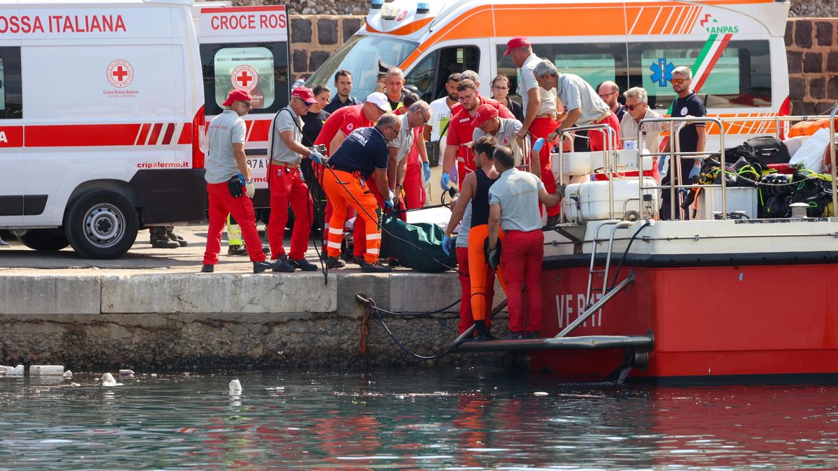 epaselect epa11554917 Health workers carry a body bag on the pier as rescue operation continues for the missing people who were on board a sailboat that sank in Palermo, Sicily, Italy, 19 August 2024. At least one person died, six remain missing and 15 passengers were rescued, after a 56-meter-long luxury sailboat, the Bayesian, with 22 people on board, sank at dawn on 19 August off Porticello, near Palermo, after a tornado hit the area. EPA/IGOR PETYX Dostawca: PAP/EPA.