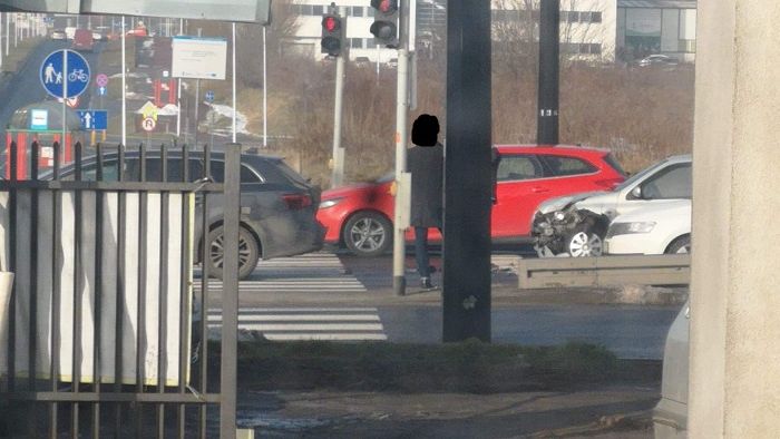 Zderzenie dwóch aut przed skrzyżowaniem na al. Spółdzielczości Pracy | fot. czytelnik Dawid