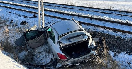 Kierowca mercedesa nie wyhamował, uderzył w pociąg. Groźny wypadek na przejeździe kolejowym