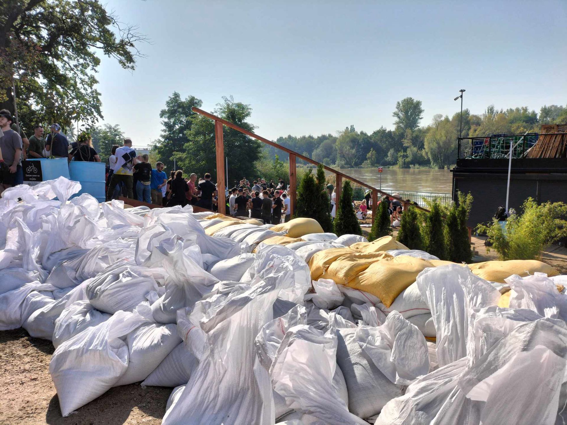 Ładowanie worków i umacnianie brzegu Odry od strony ZOO