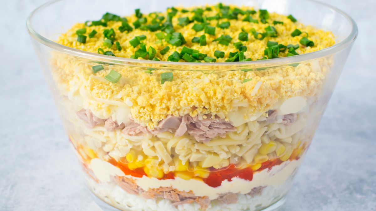 Sałatka z tuńczykiem zrobi furorę na każdej imprezie 