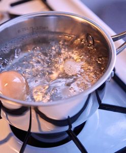 Popularny błąd przy gotowaniu jajek. Ten genialny trik pomoże ci go naprawić