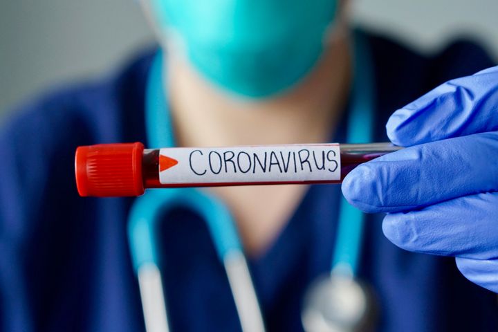 Koronawirus przypomina grypę, ale jego objawy mogą się nasilać