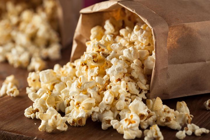 Za sprawą ekspandowania ziaren powstaje popcorn.