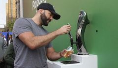 Carlsberg reklamowany na billboardzie z darmowym piwem (wideo)