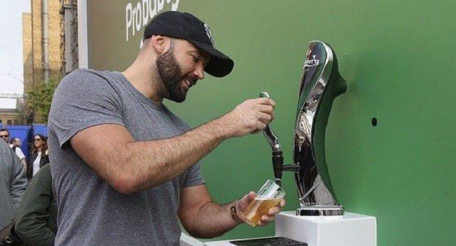 Carlsberg reklamowany na billboardzie z darmowym piwem (wideo)
