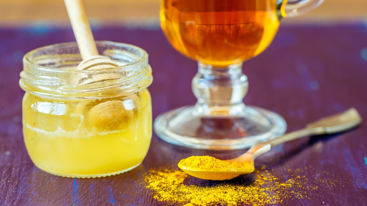Kurkuma i miód pomogą przetrwać jesienną falę zachorowań