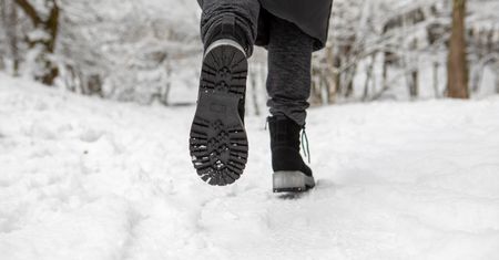 Nie ślizgam się po chodniku. Genialny patent na pierwszy śnieg