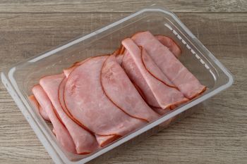 Wędlina szybko stanie się zielona i śliska. Ten błąd popełnia prawie każdy