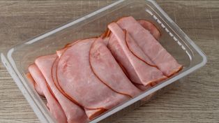 Wędlina szybko stanie się zielona i śliska. Ten błąd popełnia prawie każdy