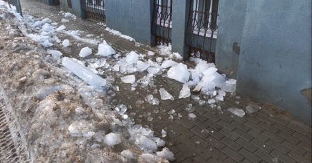 Złamały zakaz. Lodowy nawis spadł na dwie nastolatki