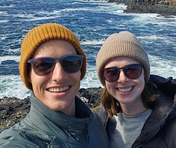 Polska dziewczyna Deschwandena gryzie jego medal. Kim jest?