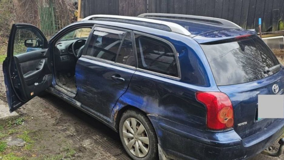 Pijany kierowca bez uprawnień uciekał przed policją. 