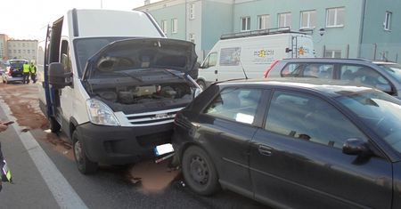 Zderzenie trzech samochodów na wiadukcie