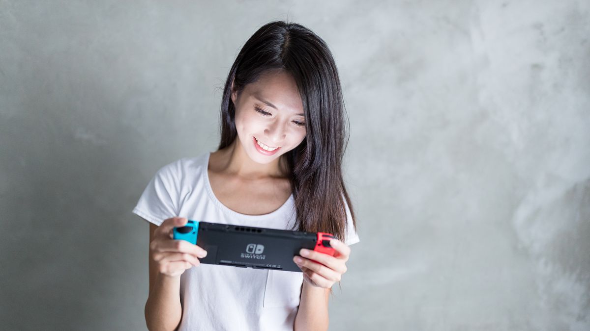 Kobieta gra na Nintendo Switchu z depositphotos