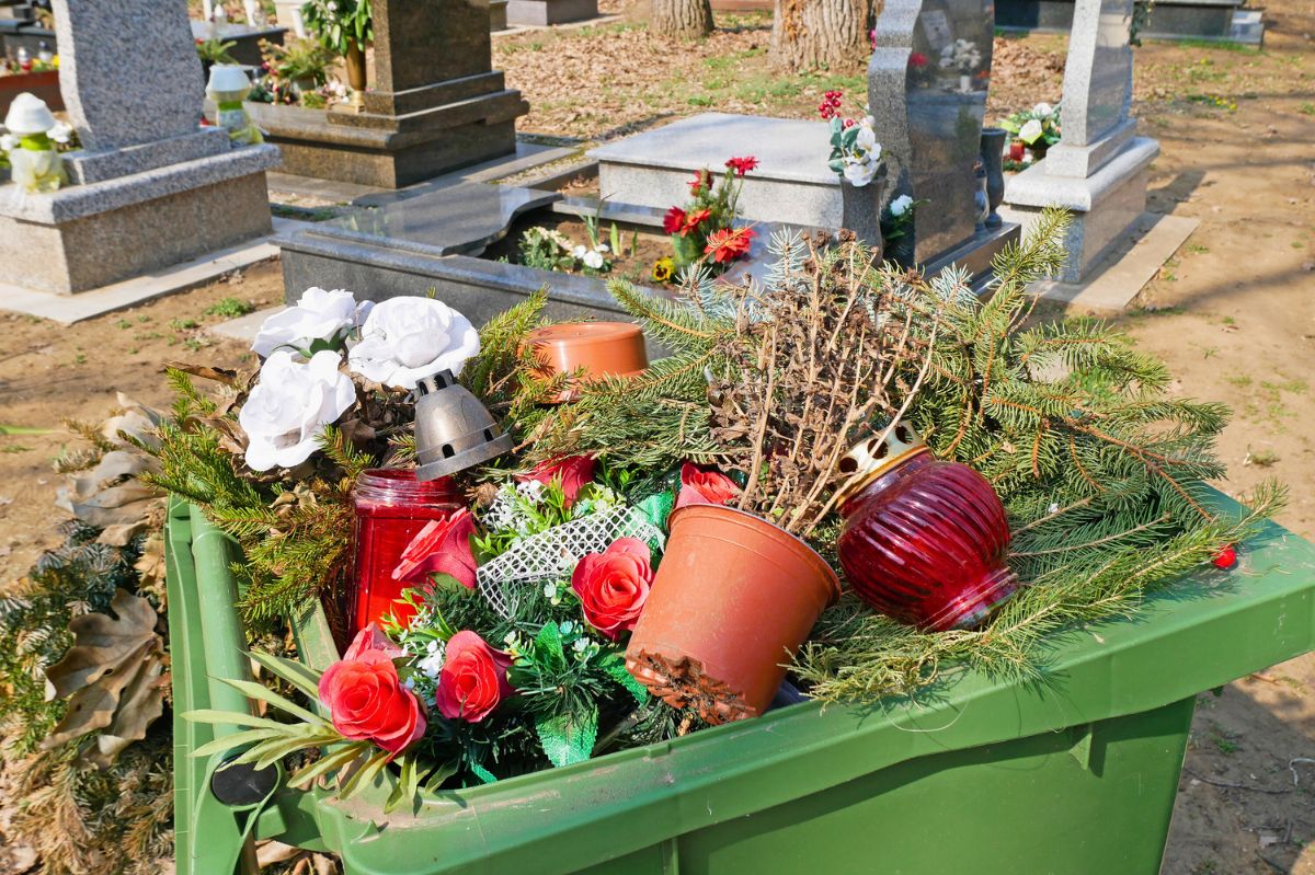 Nie wyrzucaj na cmentarny śmietnik. Ze zniczy i kwiatów możesz zrobić użytek