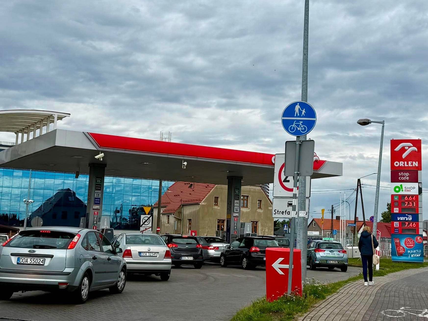 Kolejka do stacji Orlenu w Oławie przy ul. Wiejskiej