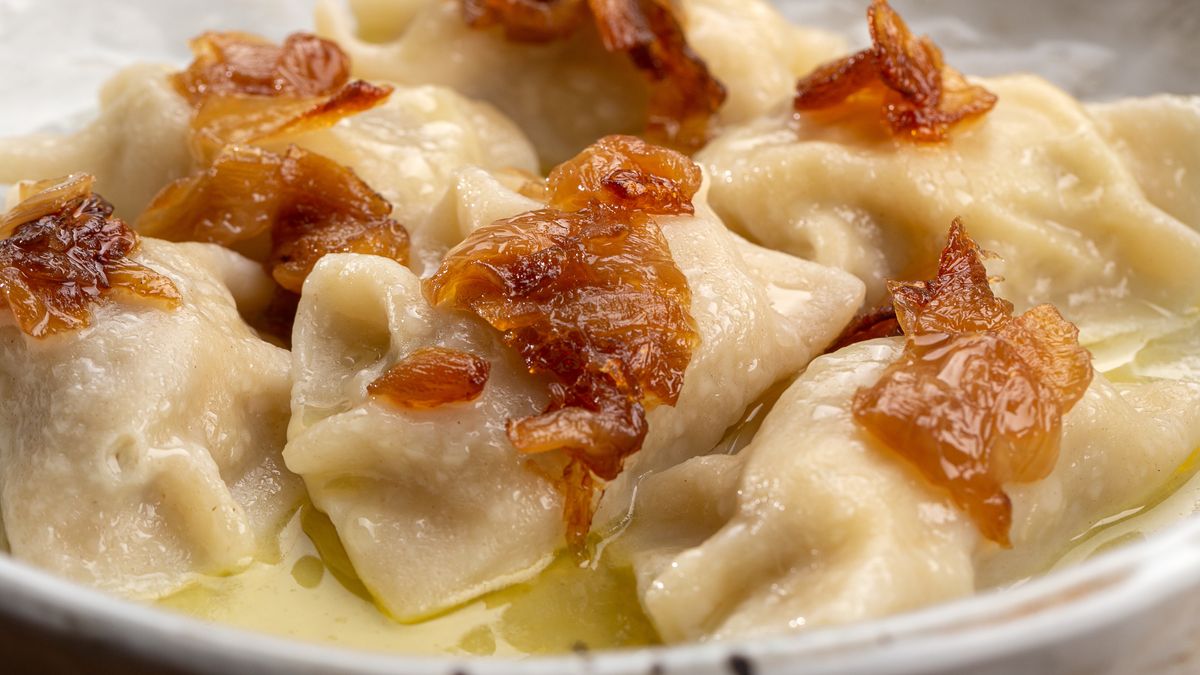 Pierogi z kaszą gryczaną i ogórkiem kiszonym smakują genialnie
