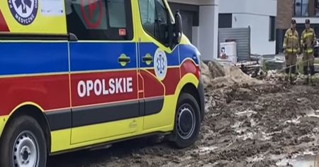 Opole. Kretka ugrzęzła w błocie. W środku poparzone dziecko