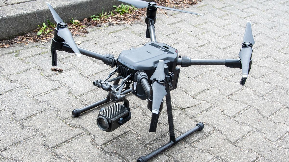 Policja w pracy wykorzystuje drony. Jedno z urządzeń, warte około 200 tys. zł, zaginęło na Mazowszu. Zdjęcie ilustracyjne