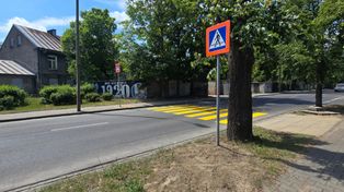 Ryzykowny manewr na DK50. Wyprzedził policjantów na przejściu dla pieszych