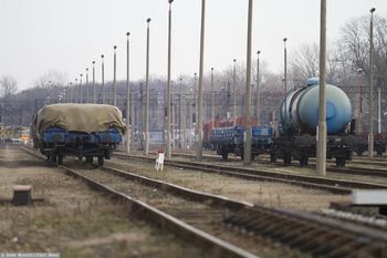 Rozszczelniona cysterna z siarką. "Służby proszą o unikanie rejonu dworca PKP"