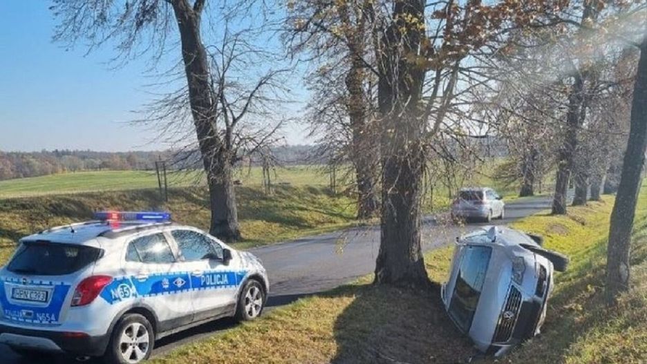Pijany kierowca spowodował kolizję skradzionym samochodem. Przed policją ukrywał się leżąc na polu 