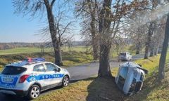 Pijany kierowca spowodował kolizję skradzionym samochodem. Przed policją ukrywał się leżąc na polu