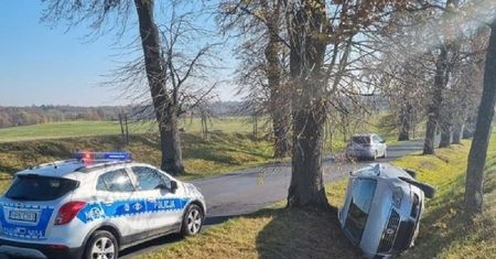 Pijany kierowca spowodował kolizję skradzionym samochodem. Przed policją ukrywał się leżąc na polu