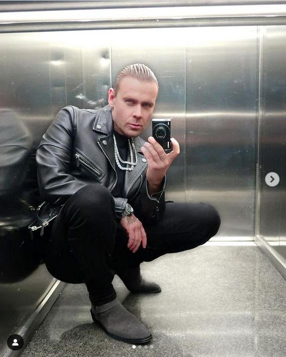 Dawid Woliński sprzedaje markowe wieszaki