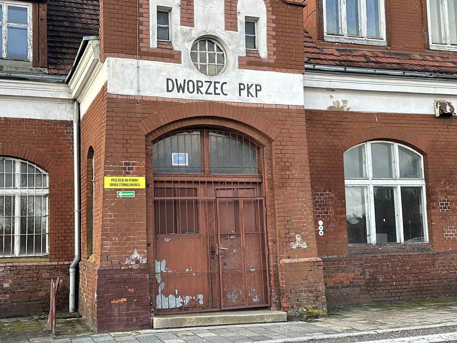 Dworzec PKP w Miastku zamknięty na kłódkę od 6 lat