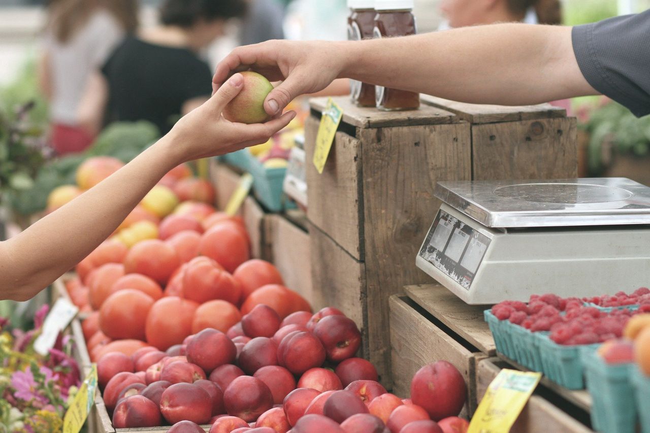 Jedzenie z puszki zamiast kolacji w restauracji. Producenci żywności muszą się dostosować