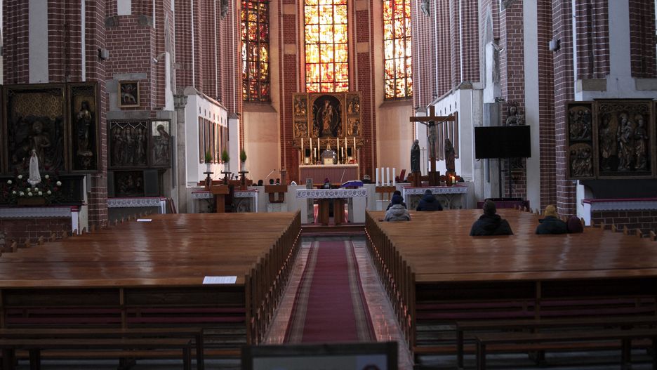 Koronawirus w Polsce. Od czwartku nakaz zakrywania ust i nosa