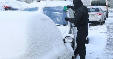 Spadł pierwszy śnieg. Wraz z nim mogą posypać się kary dla kierowców