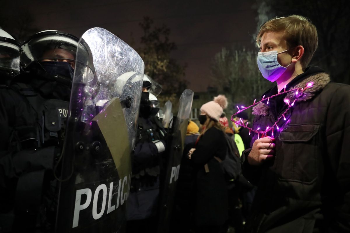 Warszawa. Demonstranci i funkcjonariusze policji podczas protestu przeciwko zaostrzeniu prawa aborcyjnego w nocy z 29 na 30 stycznia.