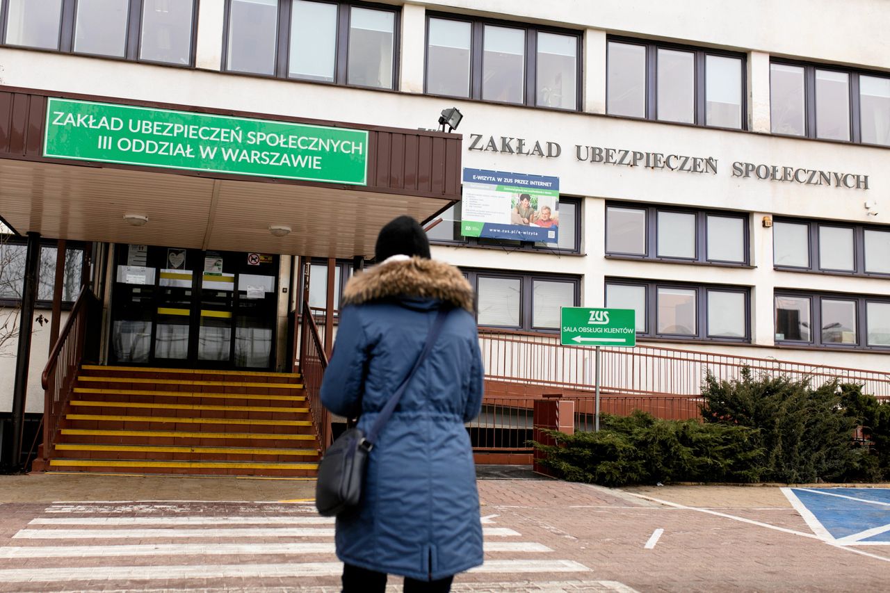 Polacy rzucili się po nowe świadczenie. "Zatrzęsienie wniosków"