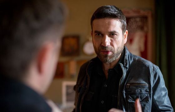 „Pakt” dobrze pokazuje pracę w redakcji, a główny bohater taki jak polscy dziennikarze (opinie)