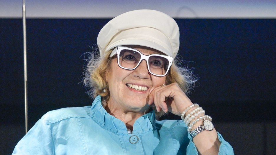 Emilia Krakowska niejednokrotnie zachwycała swoimi kreacjami. Zestawienia zawsze przykuwają oko i są znakiem firmowym aktorki. W ostatnim czasie uwagę zwracają oryginalne okulary, aktorka nie zapomina również o nakryciach głowy, które wprost uwielbai i rzadko widywana jest bez nich
