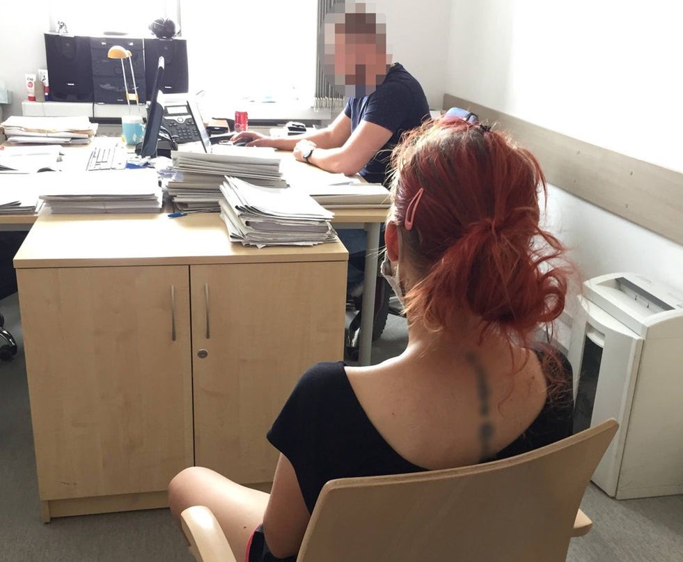 Warszawa. Kobieta wstrzykiwała sobie heroinę w toalecie, trzymając na ręku dziecko