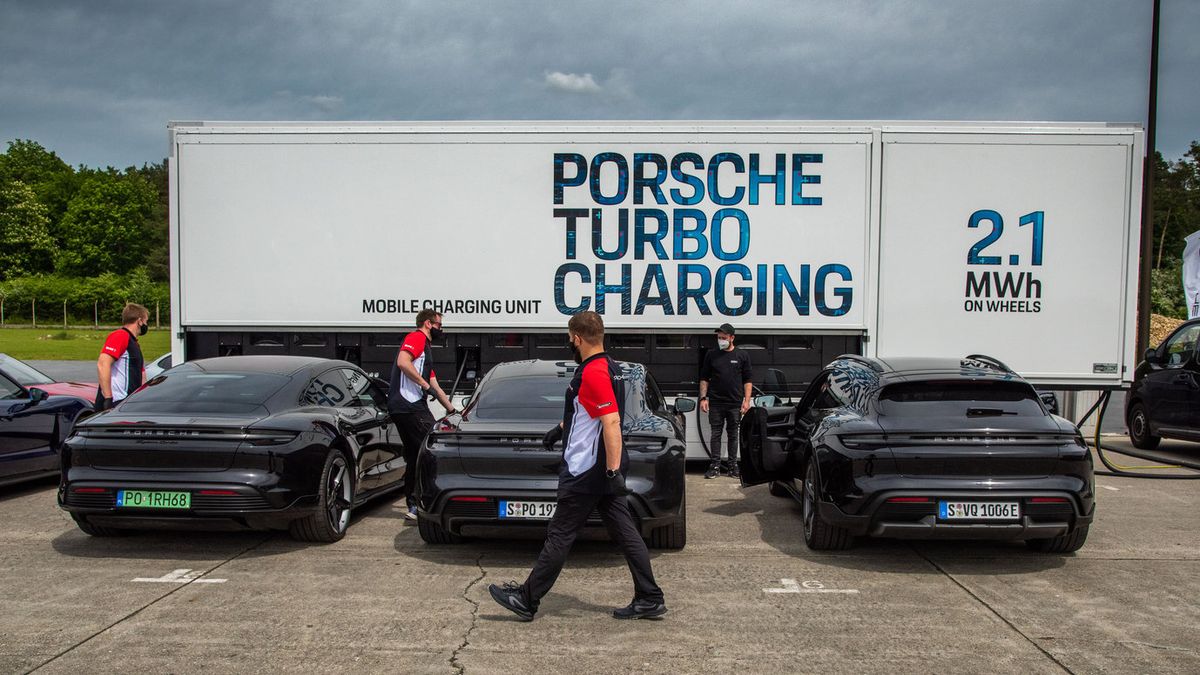 W przypadku imprez na torze Taycany ładują się z takiego gigantycznego powerbanku