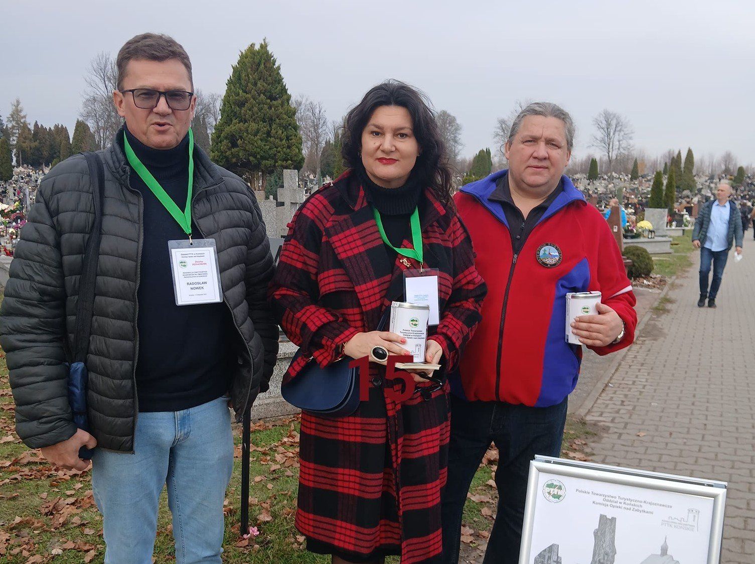 Kwesta PTTK na koneckim cmentarzu. Na zdjęciu (od prawej): prezes PTTK Krzysztof Wiatr, przewodnicząca Komisji Opieki nad Zabytkami Katarzyna Stępień i członek komisji Radosław Nowek