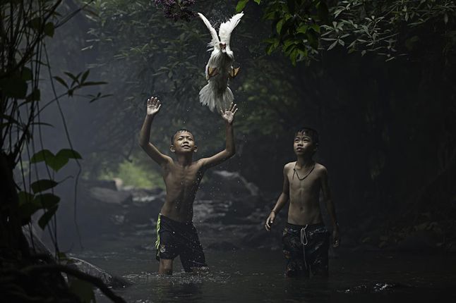 Wyróżnienie. Na zdjęciu: chłopcy łapiący kaczkę w pobliżu wodospadu, prowincja Nong Khai, Tajlandia.