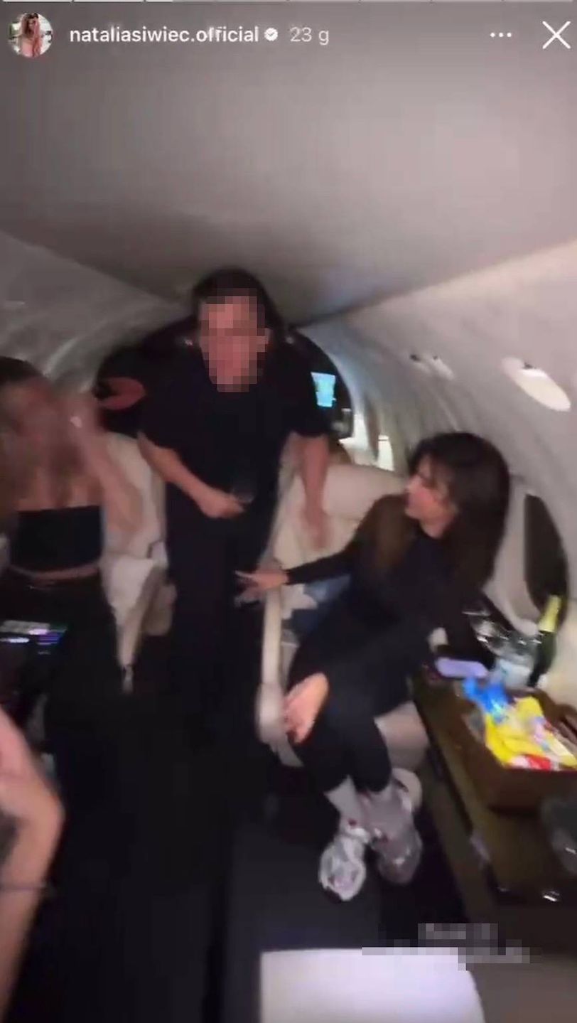 Natalia Siwiec dokazuje na pokładzie prywatnego samolotu