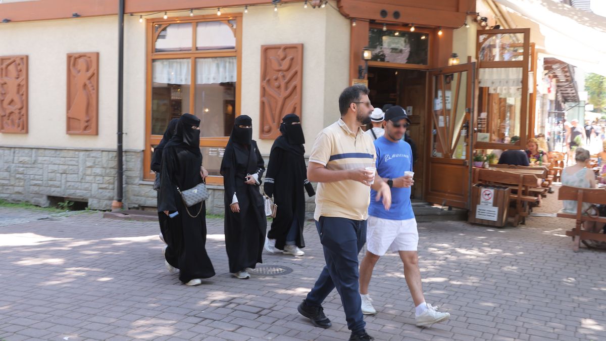 Arabscy turyści tłumnie odwiedzają Zakopane.