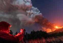 Widowiskowa erupcja wulkanu w Europie. Fontanna lawy i kłęby dymu