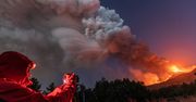 Widowiskowa erupcja wulkanu w Europie. Fontanna lawy i kłęby dymu